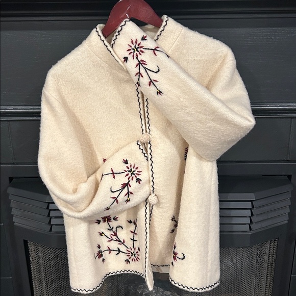 VINTAGE Embroidered Wool Cream Jacket with Floral Design - Picture 2 of 7